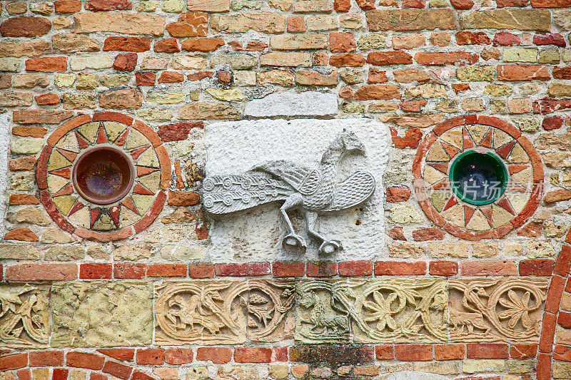 蓬波萨修道院(Abbazia di Pomposa)立面特写，费拉拉，意大利